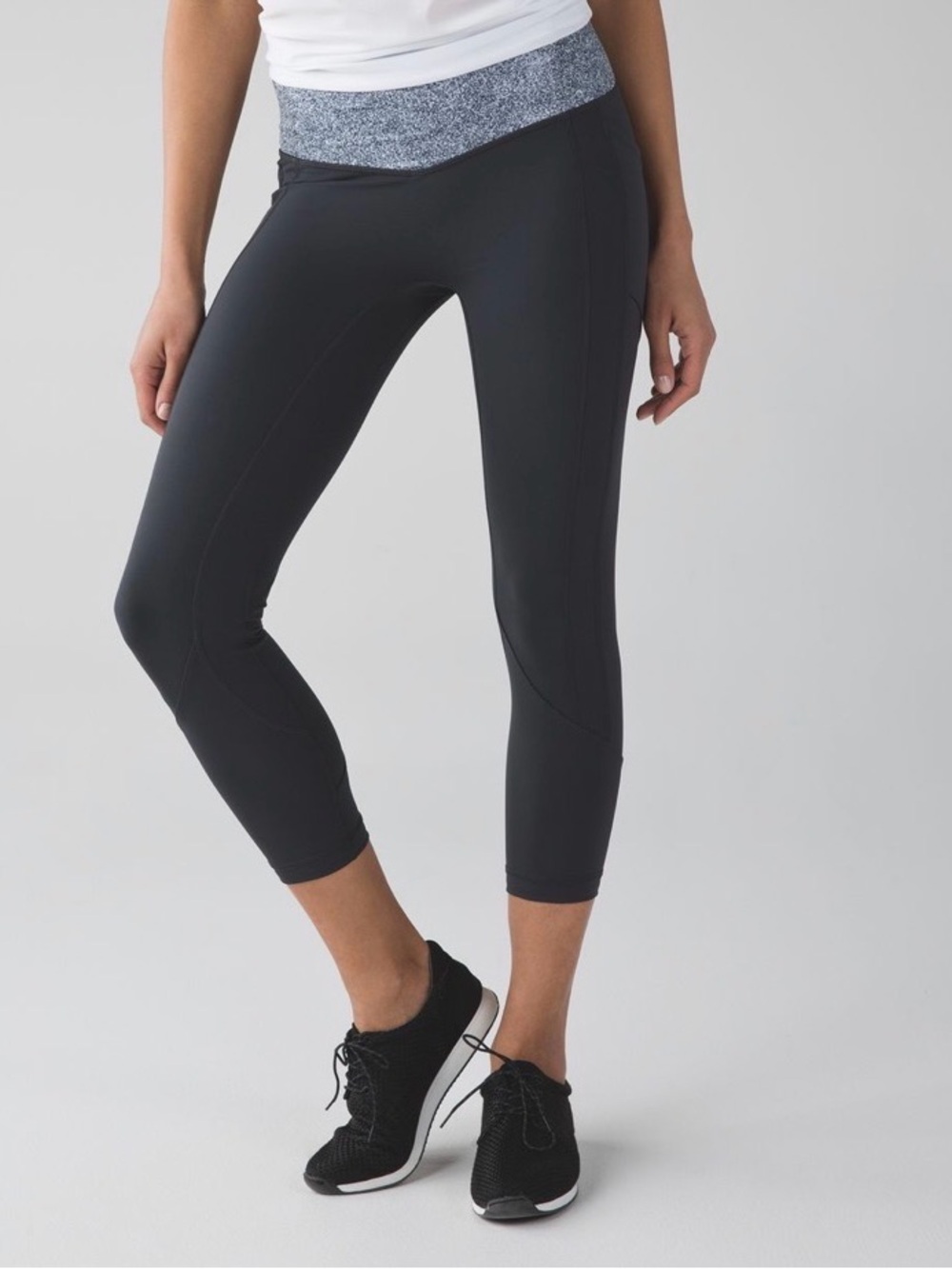 Lululemon All The Right Places Crop II
Deep Coal / Rio Mist White Black size 6